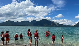 Teilnehmende am See während einer Ferienfreizeit im Walchenseecamp